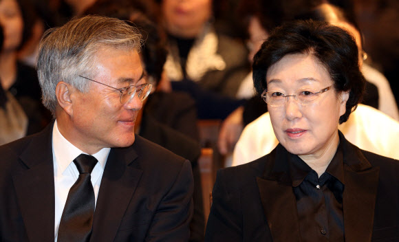 문재인 민주당 의원(왼쪽)과 한명숙 전 총리가 20일 오전 서울 서대문구 신촌동 세브란스병원에서 열린 故 박영숙 전 안철수재단 이사장 영결식에서 대화하고 있다.