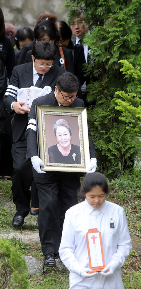 20일 경기도 남양주시 모란공원에서 고(故) 박영숙 전 안철수재단(현 동그라미 재단) 이사장 장례 행렬이 이동하고 있다.