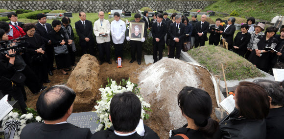 20일 경기도 남양주시 모란공원에서 열린 고(故) 박영숙 전 안철수재단(현 동그라미 재단) 이사장 안장식에서 유족과 추모객들이 예배를 하고 있다.