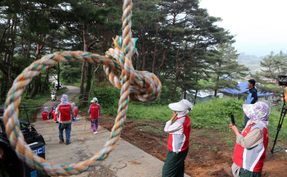 20일 한전이 경남 밀양지역 765㎸ 송전탑 공사를 재개한 가운데 공사현장인 시내 부북면 위양리 평밭마을 입구에 공사에 반대하는 마을 주민들이 나무 곳곳에 목줄을 설치해 놓고 한전 시공업체 등과 강경하게 대치하고 있다.