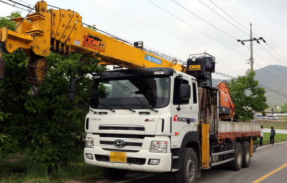 20일 한전이 경남 밀양지역 765㎸ 송전탑 공사를 재개한 가운데 공사현장인 시내 부북면 위양리 평밭마을 입구에 시공업체 크레인과 굴삭기 등이 대기하고 있다.