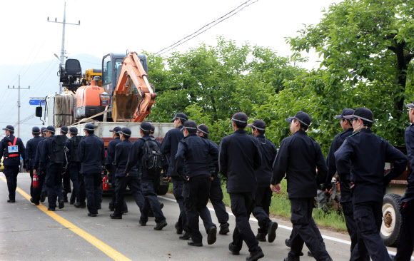 20일 한전이 경남 밀양지역 765㎸ 송전탑 공사를 재개한 가운데 공사현장인 시내 부북면 위양리 평밭마을 입구에 만약의 사태에 대비해 경찰 병력이 투입되고 있다.