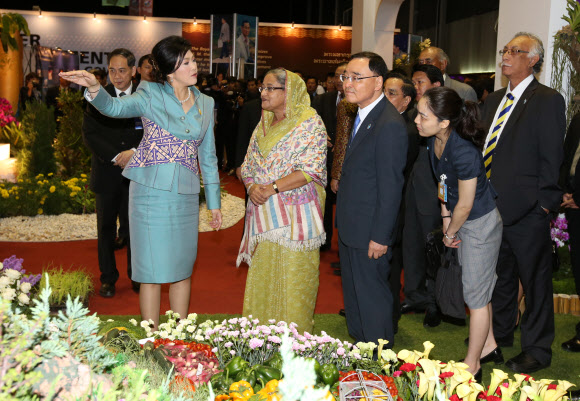 태국 치앙마이 컨벤션센터에서 20일 개막된 ‘제2차 아시아·태평양 물 정상회의’ 에 참석한  정홍원 국무총리가 잉락 친나왓 태국 총리의 안내로 정상회의 전시장을 관람하고 있다.