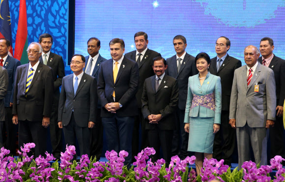 태국 치앙마이 컨벤션센터에서 20일 개막된 ‘제2차 아시아·태평양 물 정상회의’ 에 참석한  정홍원 국무총리가 잉락 친나왓 태국 총리 등 각국 정상들과 함께 기념촬영을 하고 있다.