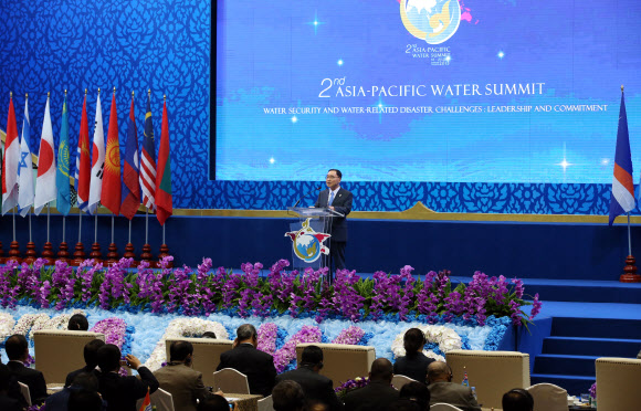 정홍원 국무총리가 20일 태국 치앙마이 컨벤션센터에서 개막된 ‘제2차 아시아·태평양 물 정상회의’ 에서 기조연설을 하고 있다.