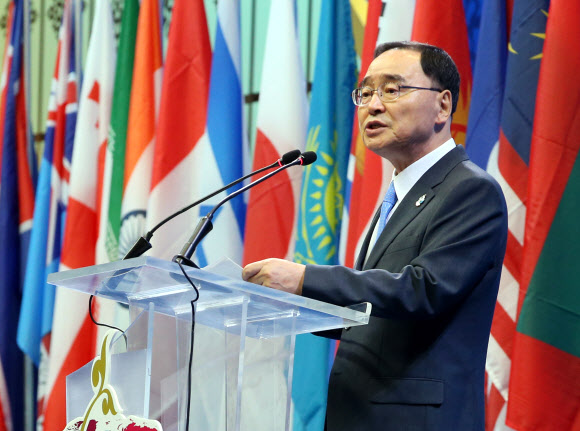 정홍원 국무총리가 20일 태국 치앙마이 컨벤션센터에서 개막된 ‘제2차 아시아·태평양 물 정상회의’ 에서 기조연설을 하고 있다.