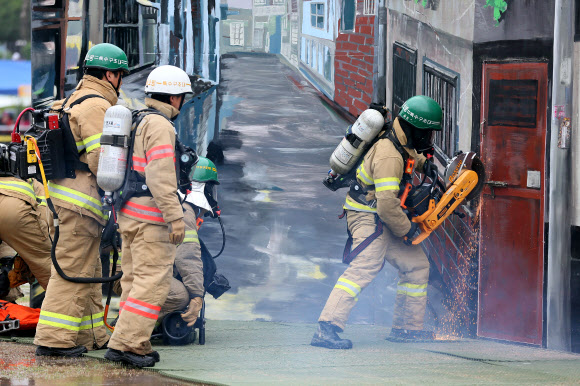 20일 오전 서울 잠실종합운동장 보조경기장에서 열린 ‘2013년 종합소방기술 경연대회’에서 서울소방 특수구조대가 인명구조 시범을 보이고 있다.