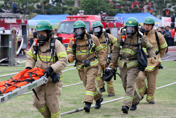 20일 오전 서울 잠실종합운동장 보조경기장에서 열린 ‘2013년 종합소방기술 경연대회’에서 서울소방 특수구조대가 인명구조 시범을 보이고 있다.