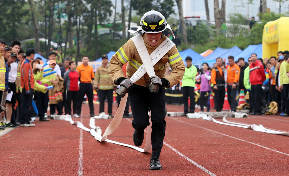 20일 오전 서울 잠실종합운동장 보조경기장에서 열린 ‘2013년 종합소방기술 경연대회’에서 소방대원들이 소방호스끌기를 하고 있다.
