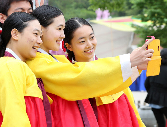 20일 서울 남산골 한옥마을에서 열린 전통 성년례(成年禮)에 앞서 올해로 20세가 된 1993년생 참가자들이 기념촬영을 하고 있다.