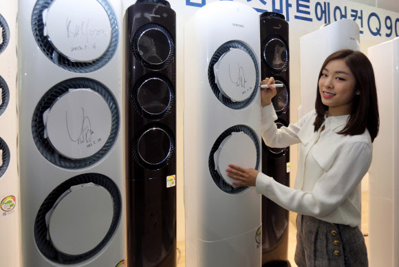 삼성 스마트에어컨의 모델로 활약 중인 김연아가 지난 20일 전라남도 광주 삼성전자 그린시티를 방문, 생산된 제품에 사인을 하고 있다. 친필 사인된 에어컨은 소외된 이웃을 위해 사용될 예정이다. 삼성전자 제공/연합뉴스