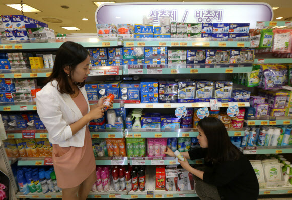 야생 참진드기가 옮기는 감염증인 중증열성 혈소판 감소 증후군(SFTS) 감염 의심 환자가 사망하면서 진드기 방제 효과가 있는 방충제 매출이 급증했다. 롯데마트 등에 따르면 살인 진드기 감염 의심환자가 보고된 직후인 15일부터 19일까지 닷새간 방충제 매출은 30.8% 늘었다. 특히 같은 기간에 진드기 퇴치 기능이 있는 제품 매출은 2배 이상 급증했다. 21일 오후 서울 송파구 잠실동 롯데마트에서 고객들이 방충제를 고르고 있다.  연합뉴스