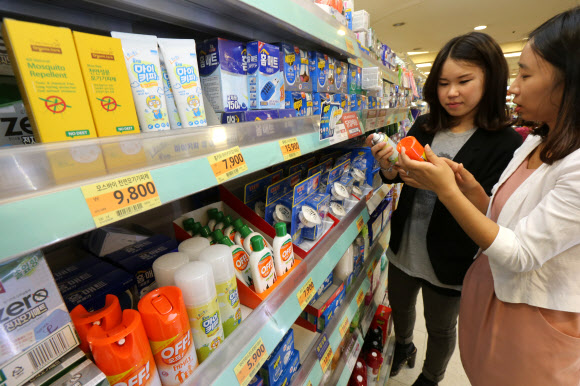 야생 참진드기가 옮기는 감염증인 중증열성 혈소판 감소 증후군(SFTS) 감염 의심 환자가 사망하면서 진드기 방제 효과가 있는 방충제 매출이 급증했다. 롯데마트 등에 따르면 살인 진드기 감염 의심환자가 보고된 직후인 15일부터 19일까지 닷새간 방충제 매출은 30.8% 늘었다. 특히 같은 기간에 진드기 퇴치 기능이 있는 제품 매출은 2배 이상 급증했다. 21일 오후 서울 송파구 잠실동 롯데마트에서 고객들이 방충제를 고르고 있다.  연합뉴스