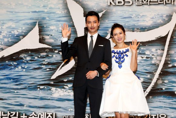 배우 김남길(왼쪽)과 손예진이 21일 오후 서울 강남구 대치동 컨벤션 디아망에서 열린 KBS 월화 드라마 ‘상어’제작발표회에서 포즈를 취하고 있다. 연합뉴스