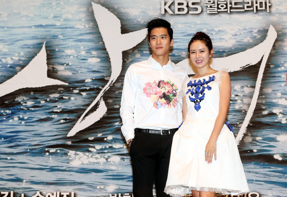 배우 하석진(왼쪽)과 손예진이 21일 오후 서울 강남구 대치동 컨벤션 디아망에서 열린 KBS 월화 드라마 ‘상어’제작발표회에서 포즈를 취하고 있다.  연합뉴스