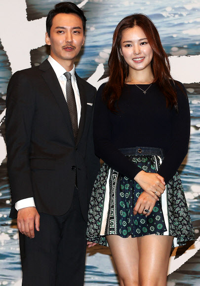 배우 김남길(왼쪽)과 이하늬가 21일 오후 서울 강남구 대치동 컨벤션 디아망에서 열린 KBS 월화 드라마 ‘상어’제작발표회에서 포즈를 취하고 있다. 연합뉴스