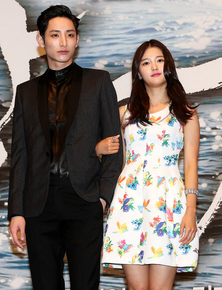 배우 이수혁(왼쪽)과 남보라가 21일 오후 서울 강남구 대치동 컨벤션 디아망에서 열린 KBS 월화 드라마 ‘상어’제작발표회에서 포즈를 취하고 있다. 연합뉴스