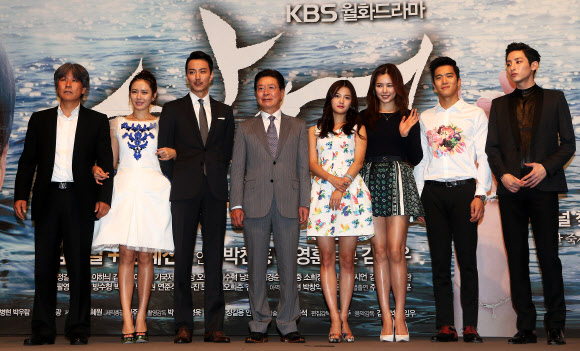 박찬홍 감독(왼쪽부터), 배우 손예진, 김남길, 이정길, 남보라, 이하늬, 하석진, 이수혁이 21일 오후 서울 강남구 대치동 컨벤션 디아망에서 열린 KBS 월화 드라마 ‘상어’제작발표회에서 포즈를 취하고 있다. 연합뉴스