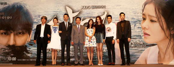 박찬홍 감독(왼쪽부터), 배우 손예진, 김남길, 이정길, 남보라, 이하늬, 하석진, 이수혁이 21일 오후 서울 강남구 대치동 컨벤션 디아망에서 열린 KBS 월화 드라마 ‘상어’제작발표회에서 포즈를 취하고 있다. 연합뉴스