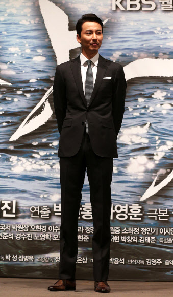 배우 김남길이 21일 오후 서울 강남구 대치동 컨벤션 디아망에서 열린 KBS 월화 드라마 ‘상어’제작발표회에서 포즈를 취하고 있다. 연합뉴스