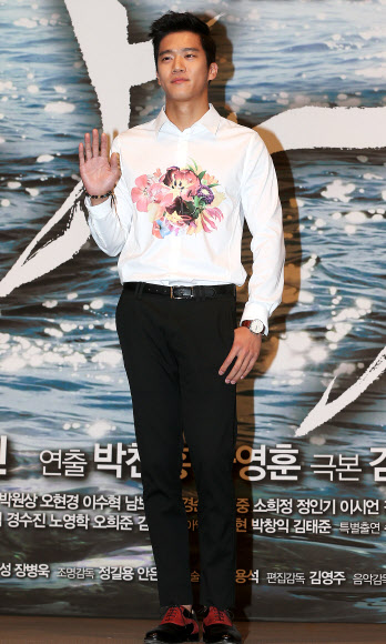 배우 하석진이 21일 오후 서울 강남구 대치동 컨벤션 디아망에서 열린 KBS 월화 드라마 ‘상어’제작발표회에서 포즈를 취하고 있다. 연합뉴스