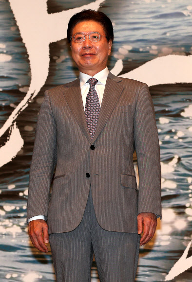 배우 이정길이 21일 오후 서울 강남구 대치동 컨벤션 디아망에서 열린 KBS 월화 드라마 ‘상어’제작발표회에서 포즈를 취하고 있다.  연합뉴스