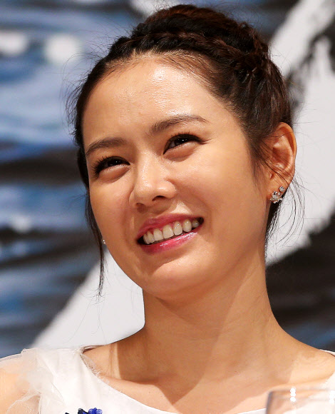 배우 손예진이 21일 오후 서울 강남구 대치동 컨벤션 디아망에서 열린 KBS 월화 드라마 ‘상어’제작발표회에서 환하게 웃고 있다.  연합뉴스