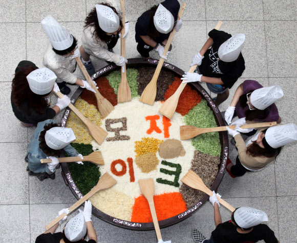 22일 이화여대에서 창립 127주년 대동제를 기념해 ‘이화인 한솥밥 먹기’ 행사가 진행되고 있다. 300인분의 대형 비빔밥을 만들어 재학생들에게 나눠주는 행사다. 올해 대동제의 테마는 ‘모자이크’다. 연합뉴스