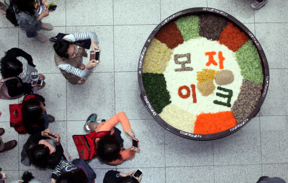 22일 이화여대에서 창립 127주년 대동제를 기념해 ‘이화인 한솥밥 먹기’ 행사가 진행되고 있다. 300인분의 대형 비빔밥을 만들어 재학생들에게 나눠주는 행사다. 올해 대동제의 테마는 ‘모자이크’다. 연합뉴스