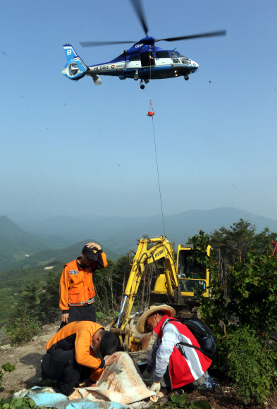 한전이 밀양 송전탑 공사를 재개한지 사흘째인 22일 경남 밀양시 단장면 바드리 백마산(772m) 정상 88번 송전탑 공사현장에서 60대 주민 2명이 경찰과의 충돌 과정에서 다쳐 헬기로 긴급 후송되고 있다. 연합뉴스