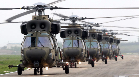 우리나라가 세계 11번째로 개발한 한국형 기동헬기(KUH) 수리온이 22일 충남 논산 육군항공학교 활주로를 이동하고 있다. 육군은 이날 논산 육군항공학교에서 전력화를 마친 수리온을 언론에 처음 공개하고 각종 기능 시범을 선보였다. 연합뉴스