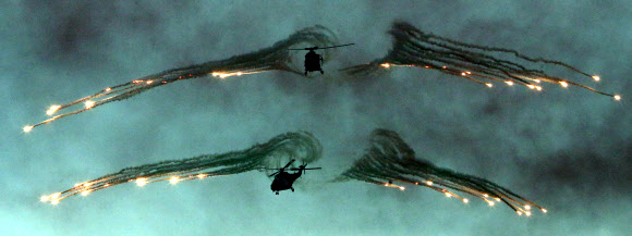 우리나라가 세계 11번째로 개발한 한국형 기동헬기(KUH) 수리온이 22일 충남 논산 육군항공학교 활주로를 이동하고 있다. 육군은 이날 논산 육군항공학교에서 전력화를 마친 수리온을 언론에 처음 공개하고 각종 기능 시범을 선보였다. 연합뉴스