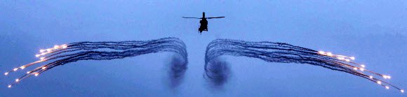 우리나라가 세계 11번째로 개발한 한국형 기동헬기(KUH) 수리온이 22일 충남 논산 육군항공학교 활주로를 이동하고 있다. 육군은 이날 논산 육군항공학교에서 전력화를 마친 수리온을 언론에 처음 공개하고 각종 기능 시범을 선보였다. 연합뉴스