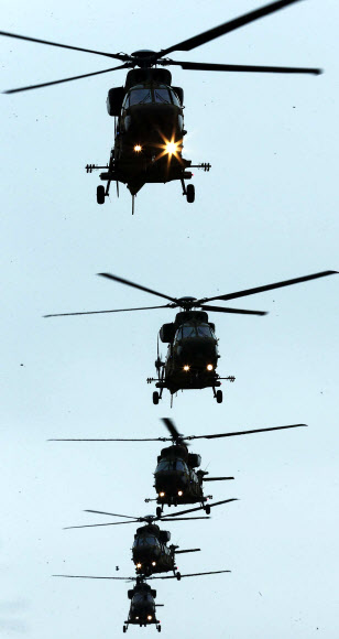 우리나라가 세계 11번째로 개발한 한국형 기동헬기(KUH) 수리온이 22일 충남 논산 육군항공학교 활주로를 이동하고 있다. 육군은 이날 논산 육군항공학교에서 전력화를 마친 수리온을 언론에 처음 공개하고 각종 기능 시범을 선보였다. 연합뉴스