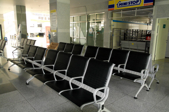 경남도의 폐업 유보 시한 마지막 날인 22일 진주의료원 1층 로비가 텅비어 을씨년스럽다. 연합뉴스