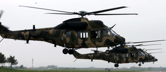 우리나라가 세계 11번째로 개발한 한국형 기동헬기(KUH) 수리온이 22일 충남 논산 육군항공학교 활주로를 이동하고 있다. 육군은 이날 논산 육군항공학교에서 전력화를 마친 수리온을 언론에 처음 공개하고 각종 기능 시범을 선보였다. 연합뉴스