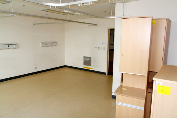 경남도의 폐업 유보 시한 마지막 날인 22일 진주의료원 보호자 없는 병실의 병상이 치워져 폐업한 것 같은 분위기를 연출한다. 연합뉴스