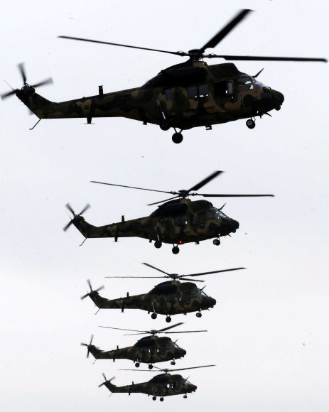 우리나라가 세계 11번째로 개발한 한국형 기동헬기(KUH) 수리온이 22일 충남 논산 육군항공학교 활주로를 이동하고 있다. 육군은 이날 논산 육군항공학교에서 전력화를 마친 수리온을 언론에 처음 공개하고 각종 기능 시범을 선보였다. 연합뉴스