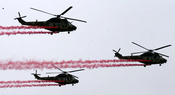 우리나라가 세계 11번째로 개발한 한국형 기동헬기(KUH) 수리온이 22일 충남 논산 육군항공학교 활주로를 이동하고 있다. 육군은 이날 논산 육군항공학교에서 전력화를 마친 수리온을 언론에 처음 공개하고 각종 기능 시범을 선보였다. 연합뉴스