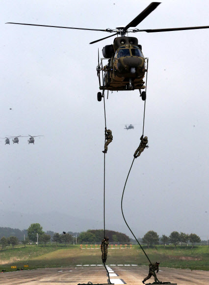 우리나라가 세계 11번째로 개발한 한국형 기동헬기(KUH) 수리온이 22일 충남 논산 육군항공학교 활주로를 이동하고 있다. 육군은 이날 논산 육군항공학교에서 전력화를 마친 수리온을 언론에 처음 공개하고 각종 기능 시범을 선보였다. 연합뉴스