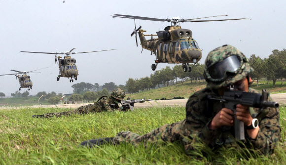 우리나라가 세계 11번째로 개발한 한국형 기동헬기(KUH) 수리온이 22일 충남 논산 육군항공학교 활주로를 이동하고 있다. 육군은 이날 논산 육군항공학교에서 전력화를 마친 수리온을 언론에 처음 공개하고 각종 기능 시범을 선보였다. 연합뉴스