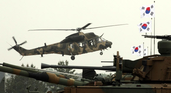 우리나라가 세계 11번째로 개발한 한국형 기동헬기(KUH) 수리온이 22일 충남 논산 육군항공학교 활주로를 이동하고 있다. 육군은 이날 논산 육군항공학교에서 전력화를 마친 수리온을 언론에 처음 공개하고 각종 기능 시범을 선보였다. 연합뉴스