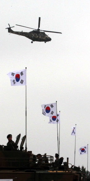 우리나라가 세계 11번째로 개발한 한국형 기동헬기(KUH) 수리온이 22일 충남 논산 육군항공학교 활주로를 이동하고 있다. 육군은 이날 논산 육군항공학교에서 전력화를 마친 수리온을 언론에 처음 공개하고 각종 기능 시범을 선보였다. 연합뉴스