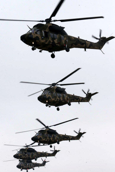 우리나라가 세계 11번째로 개발한 한국형 기동헬기(KUH) 수리온이 22일 충남 논산 육군항공학교 활주로를 이동하고 있다. 육군은 이날 논산 육군항공학교에서 전력화를 마친 수리온을 언론에 처음 공개하고 각종 기능 시범을 선보였다. 연합뉴스