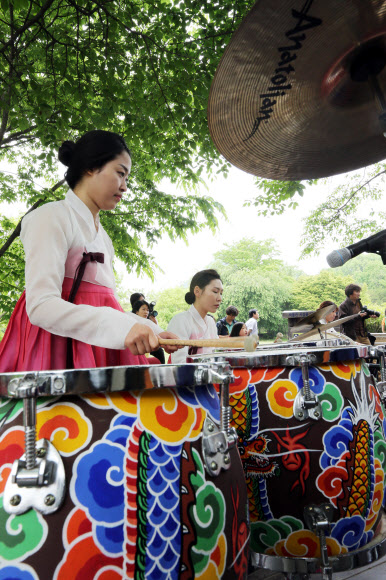 22일 오전 서울 국립민속박물관에서 열린 ‘정자나무 그늘 수요민속음악회’에서 국악 오케스트라 단원들이 연주하고 있다.  연합뉴스