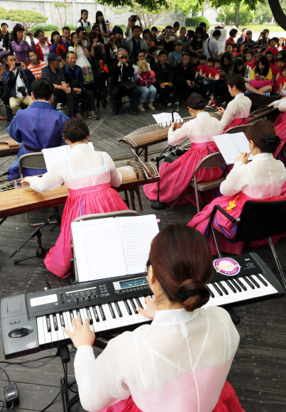 22일 오전 서울 국립민속박물관에서 열린 ‘정자나무 그늘 수요민속음악회’에서 국악 오케스트라 단원들이 ‘남도아리랑’을 연주하고 있다.  연합뉴스