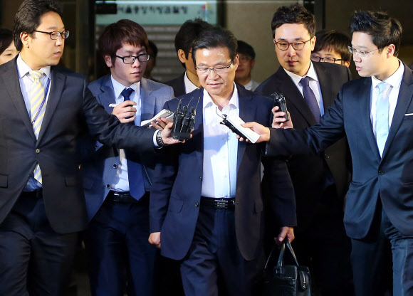 지난해 경찰이 국정원 여직원 댓글 사건을 수사할 당시 사건을 맡은 수서경찰서에 부당하게 개입해 수사를 축소시킨 의혹을 받고 있는 김용판 전 서울경찰청장이 조사를 받고 22일 오전 서울 서초구 서초동 서울중앙지방검찰청 밖으로 나서고 있다.  연합뉴스