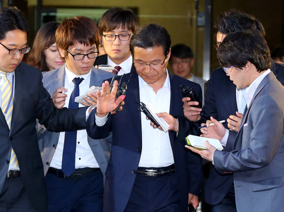 지난해 경찰이 국정원 여직원 댓글 사건을 수사할 당시 사건을 맡은 수서경찰서에 부당하게 개입해 수사를 축소시킨 의혹을 받고 있는 김용판 전 서울경찰청장이 조사를 받고 22일 오전 서울 서초구 서초동 서울중앙지방검찰청 밖으로 나서고 있다.  연합뉴스