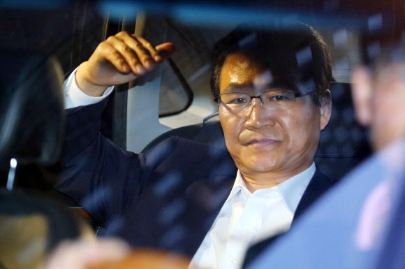 지난해 경찰이 국정원 여직원 댓글 사건을 수사할 당시 사건을 맡은 수서경찰서에 부당하게 개입해 수사를 축소시킨 의혹을 받고 있는 김용판 전 서울경찰청장이 서울 서초구 서초동 서울중앙지방검찰청 에서 조사를 마치고 22일 오전 승용차에 올라 귀가하고 있다.  연합뉴스