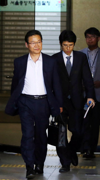 지난해 경찰이 국정원 여직원 댓글 사건을 수사할 당시 사건을 맡은 수서경찰서에 부당하게 개입해 수사를 축소시킨 의혹을 받고 있는 김용판 전 서울경찰청장이 조사를 받고 22일 오전 서울 서초구 서초동 서울중앙지방검찰청 밖으로 나서고 있다.  연합뉴스